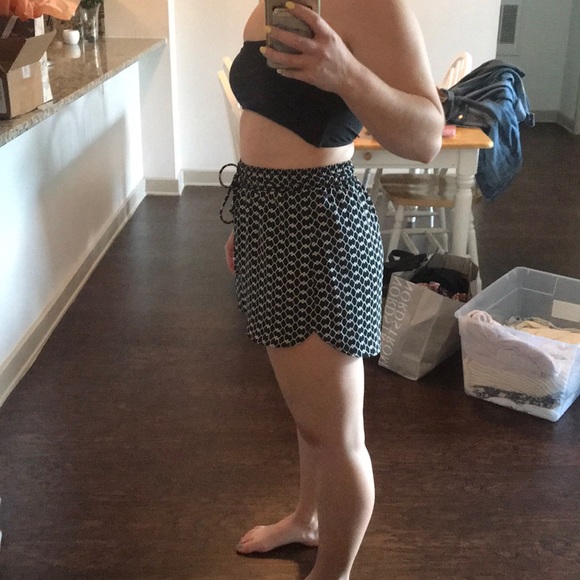 Black and white flowy shorts - Picture 3 of 3